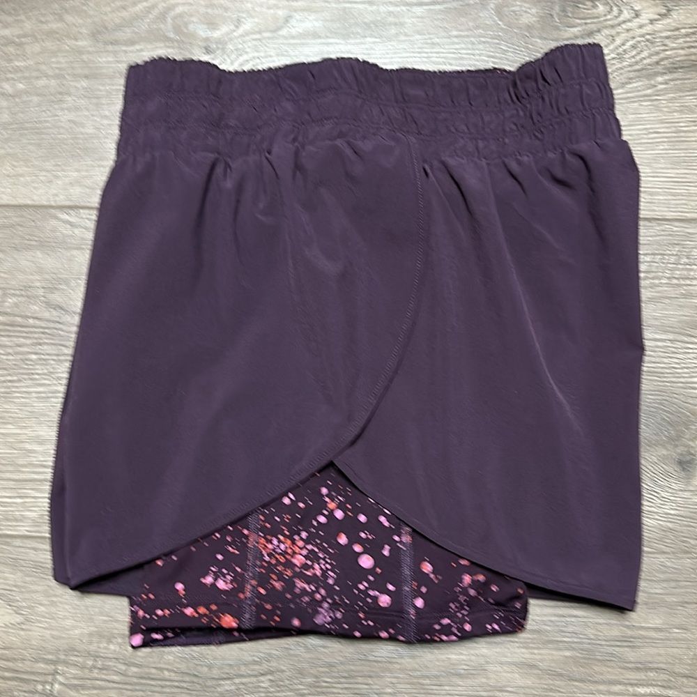 Athleta Hit It 2 In 1 Maroon Warm Splatter Running Shorts Size Medium